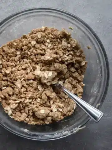 crumble-pie-topping